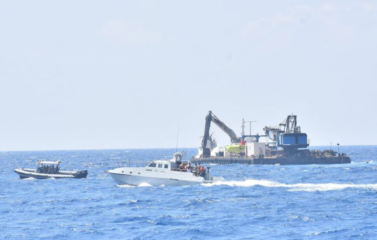 “جثة سيدة تحمل طفلين”.. الغواصة تواصل العثور على ضحايا “قارب الموت”