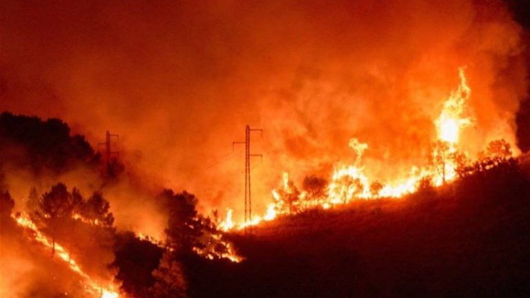 حريق يأتي على آلاف الهكتارات في إسبانيا