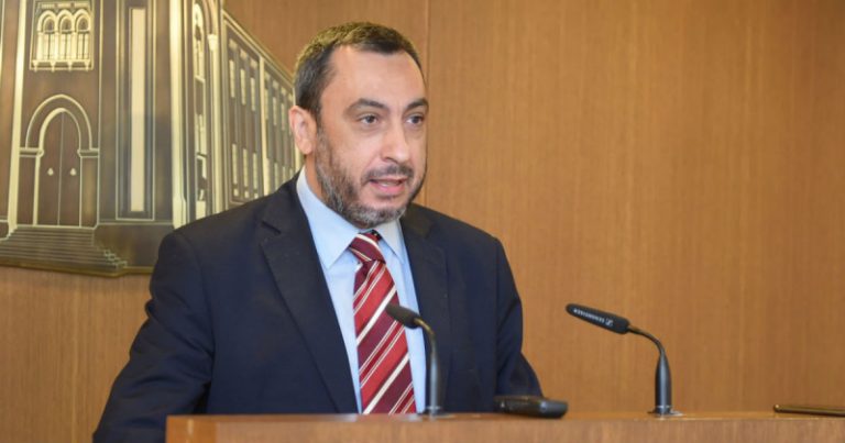 الحوت للسفير الإيراني: إعتذِر!