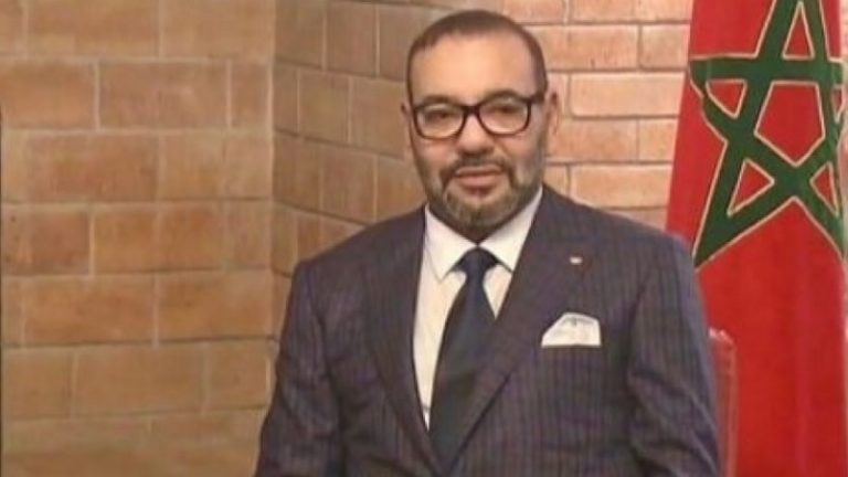 بالفيديو: ملك المغرب “يترنّح” في شوارع باريس!