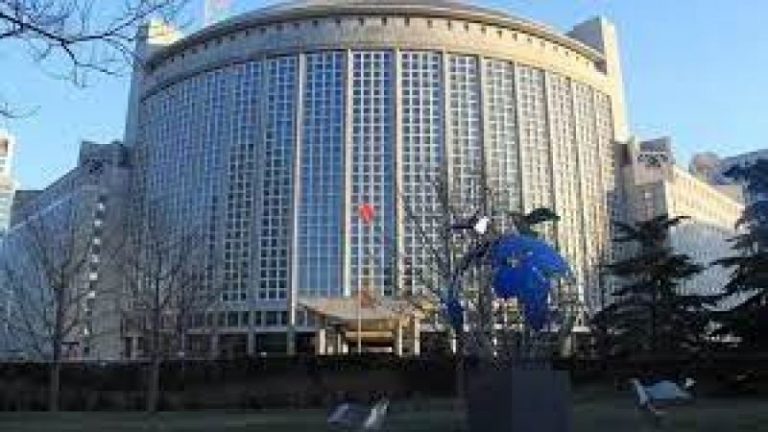 الخارجية الصينية تستدعي السفير الأميركي وتسلمه مذكرة احتجاج