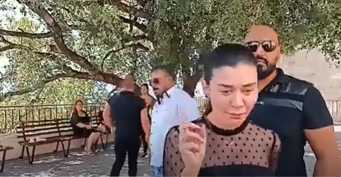 صور للفنانة نادين الراسي من عزاء شقيقها الفنان جورج الراسي