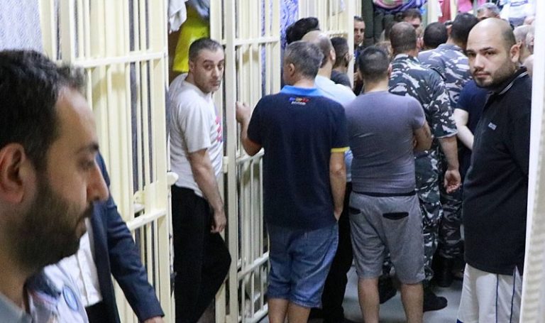 بالأسماء: فرار 31 سجيناً من نظارة تابعة لمخفر قصر العدل