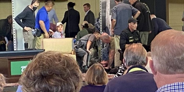 بالفيديو: طعن كاتب “آيات شيطانية” سلمان رشدي في نيويورك