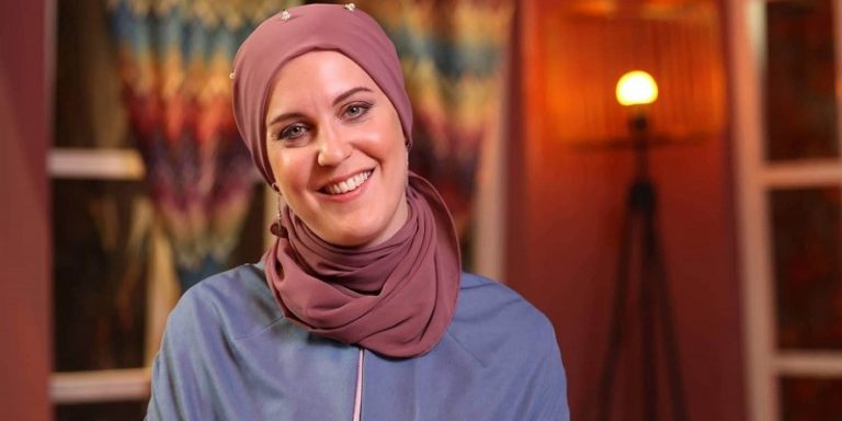 بالفيديو: فنانة بريطانية تغنّي “طلع البدر علينا” بصيغة جديدة!