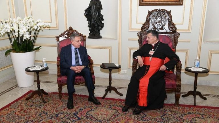 السنيورة: ندعم المسار الذي يمضي به البطريرك الراعي