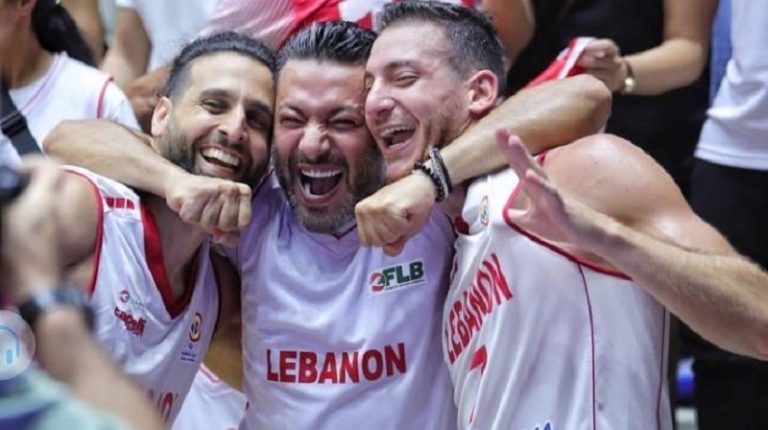 بالصور: زياد برجي بين الجماهير يشجع منتخب لبنان لكرة السلة