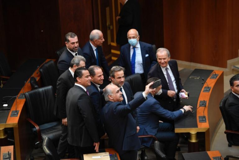 بين مكارثي وشيا: الرهان على الأميركيين.. مجدداً!