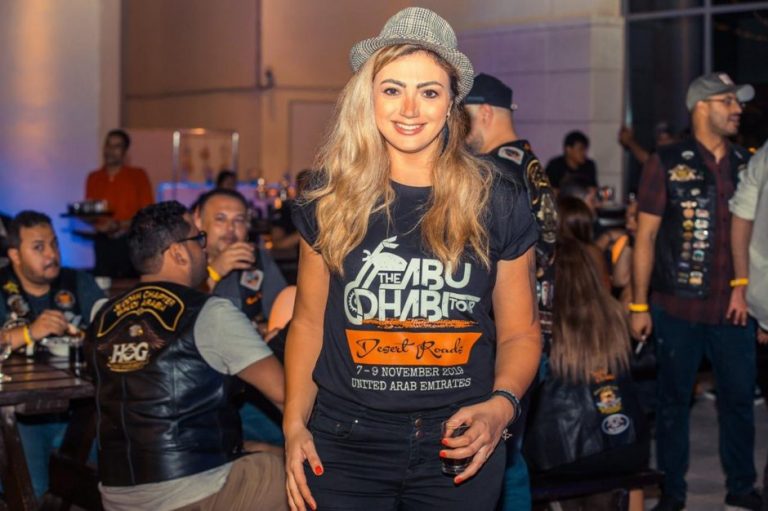 بالفيديو.. غبريال أبي راشد ترقص في الشارع.. وأحد المتابعين: “يخرب ذوقك”