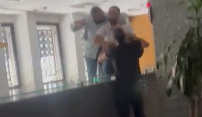 بالفيديو – مودع يقتحم بنك لبنان والمهجر في طريق الجديدة