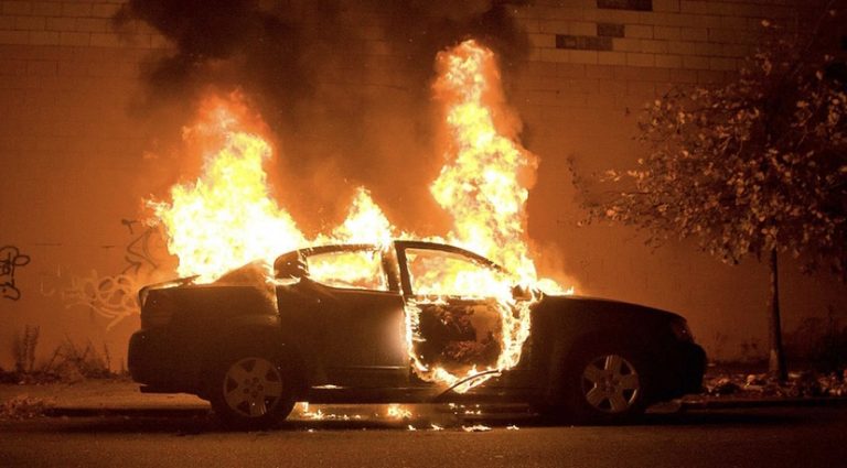 احتكاك كهربائي في سيارة يسبب إنفجارها!