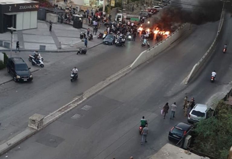 بالفيديو والصور: أهالي الموقوفين في “أحداث الطيونة” قطعوا الطريق عند المستديرة