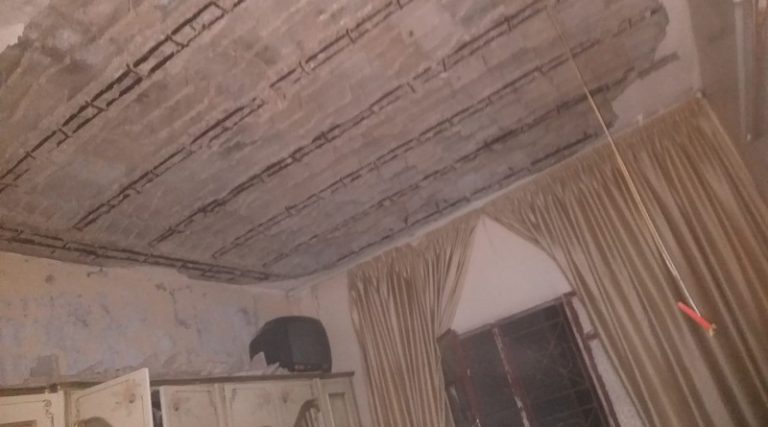 بالصور: سقوط سقف منزل على رجل وزوجته في طرابلس