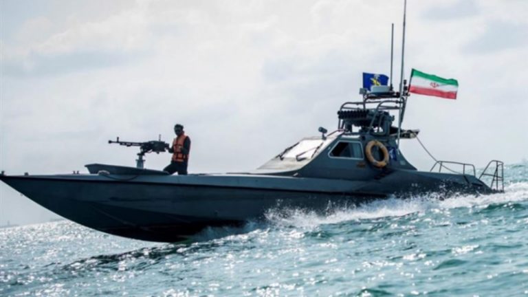 ايران تكشف تفاصيل “احتجاز وإطلاق” سفينة بحرية أميركية في مياه الخليج