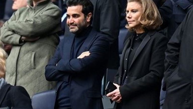 نجاة مالكي نيوكاسل من حادث قبل الخسارة في أنفيلد رود