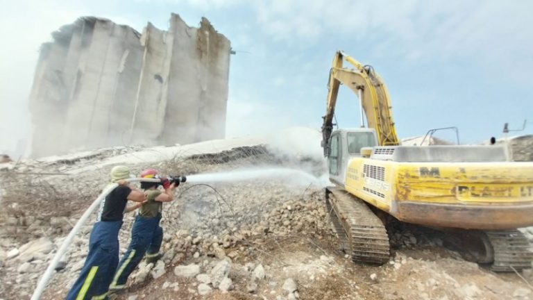 بالصور: عملية التبريد وسحب الردم في مرفأ بيروت