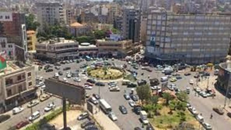 سيدة تقطع الطريق بسيارتها لليوم الثالث عند مستديرة طرابلس