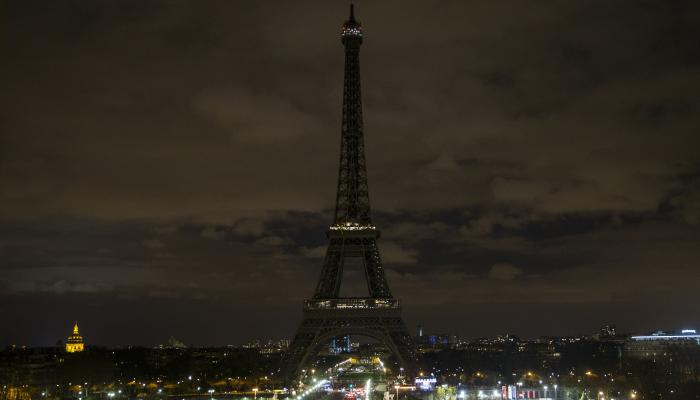إطفاء أنوار برج إيفل في باريس حداداً على الملكة إليزابيث