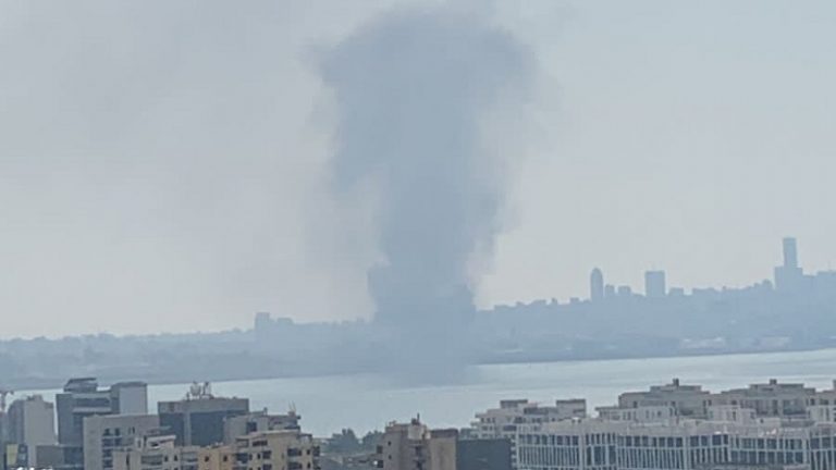 بالفيديو: حريق في بورة حجز سيارات برج حمود- الطريق البحرية