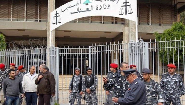 بالصور – إقتحام محتجين ومحامين لوزارة العدل الآن