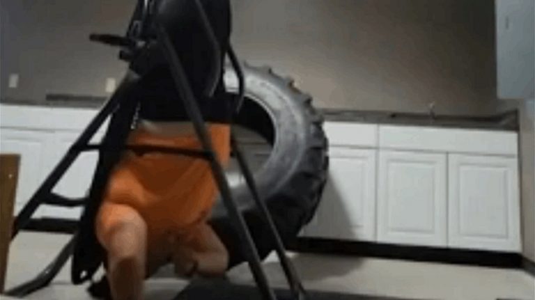 بالفيديو: أميركية علقت في صالة رياضية فجراً رأساً على عقب