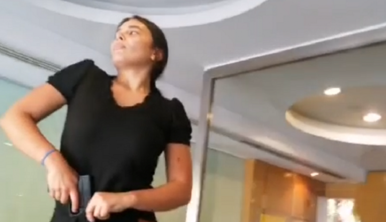 المودعة سالي حافظ في المطار!