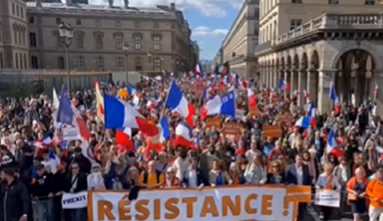 بالفيديو: إحتجاجات في باريس تطالب باستقالة “ماكرون”