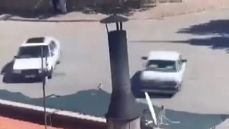 استعراض خطير بالسيارات لسائقين متهورين.. وهكذا انتهى(فيديو)