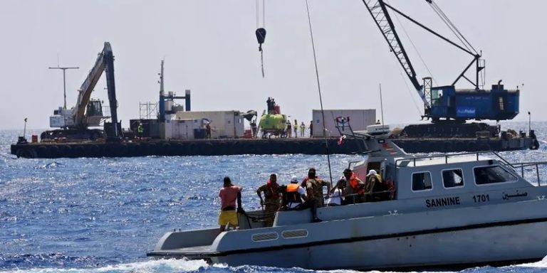 “رويترز” تنشر تفاصيل مؤلمة: هكذا انتهت محاولة انتشال ضحايا “زورق الموت”!