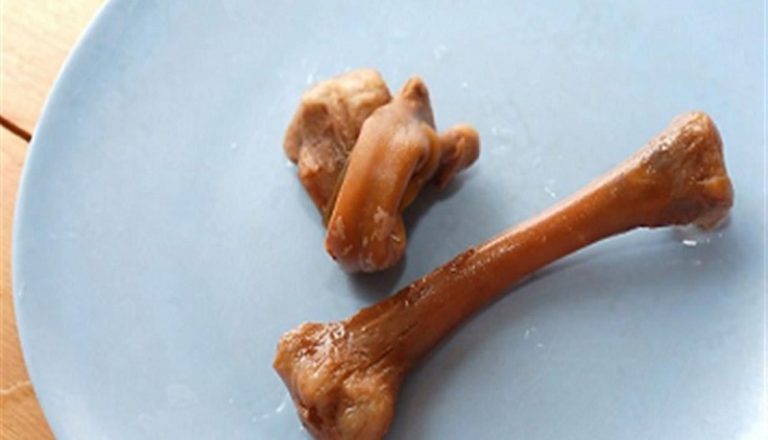 بالصور: مسنّ ينجو من الموت بعد ابتلاعه عظمة!