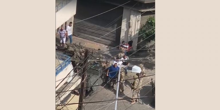 بالفيديو: سجناء يضربون سجيناً في طرابلس!