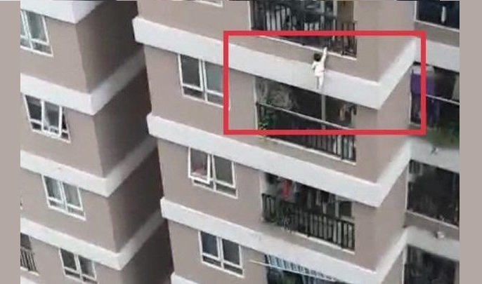 بالفيديو: عامل توصيل ينقذ طفلة سقطت من الطابق 12