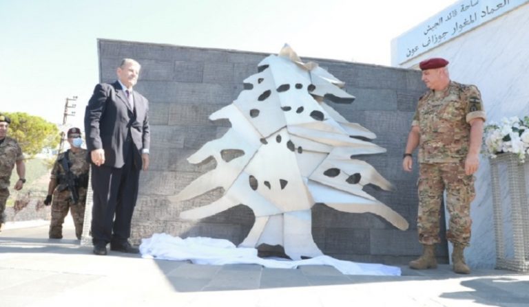 العيشية تكرّم إبنها قائد الجيش