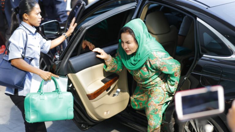 الحكم على زوجة رئيس الوزراء الماليزي السابق بالسجن 10 سنوات