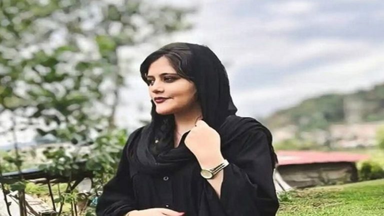 قضية أميني: الحجاب تحت مقصلة “الحرية” و”الإلتزام”!