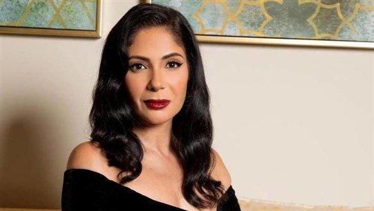 منى زكي تكشف عن أول قصة حب في حياتها