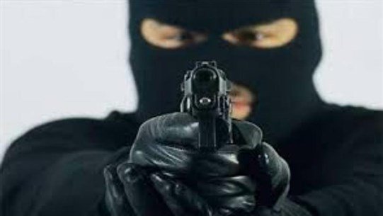 سلب 51 ألف دولار أمام أحد المصارف