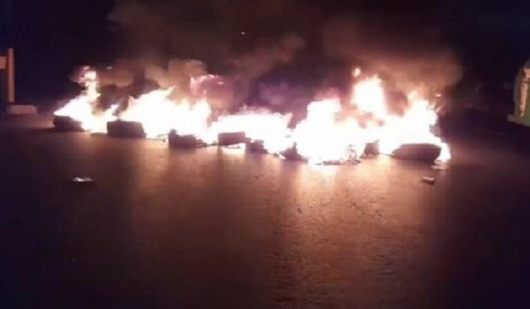 في طرابلس.. قطع طرقات واعتصام أمام دارة ميقاتي