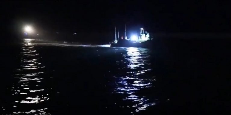 بالفيديو: البحرية الروسية تنقذ أحد الناجين من مركب الموت