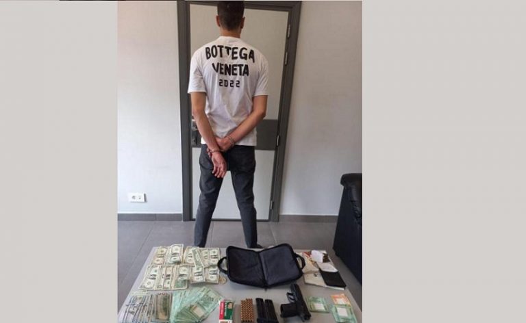 سرق قرابة 2500 دولار.. فقُبض عليه بعد 3 ساعات