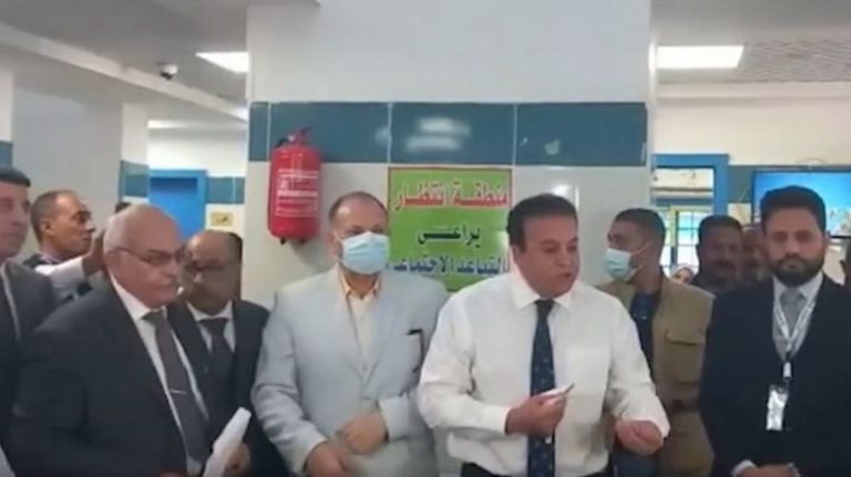 بالفيديو: وزير الصحة المصري يوبخ سيدة لكثرة الإنجاب