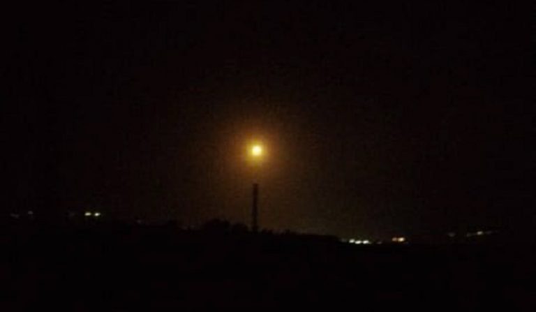 قنبلتان مضيئتان على يارون