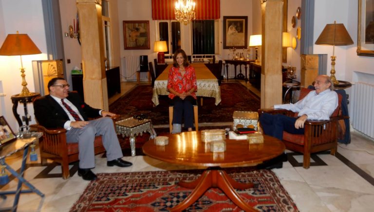 جنبلاط يبحث المستجدات السياسية مع السفير المصري