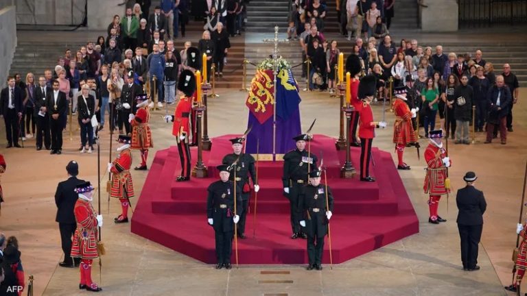 ما سر كسر العصا فوق نعش اليزابيت؟