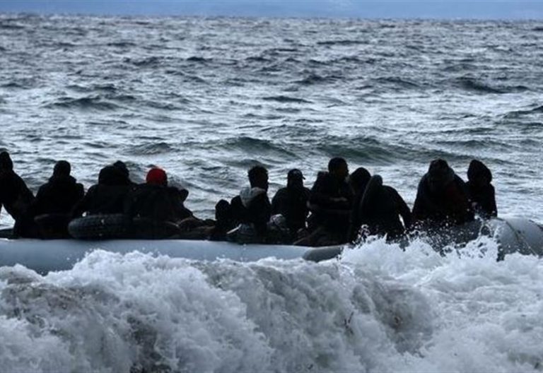 غرق سفينة قبالة سواحل اليونان… ومقتل 15 مهاجرا على الأقل!