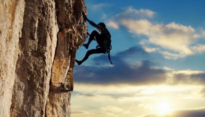 مغامرة غير متوقعة تعرض لها أحد متسلقي الجبال.. ماذا حصل؟