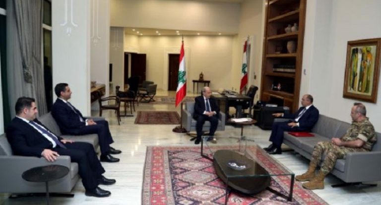 عون تسلم المستند الرسمي من وفد الناقورة