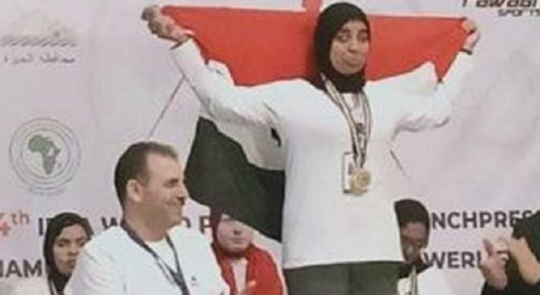 بالفيديو: كفيفة البصر بطلة العالم برفع الأثقال