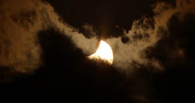 بالصور: لحظة كسوف الشمس في لبنان