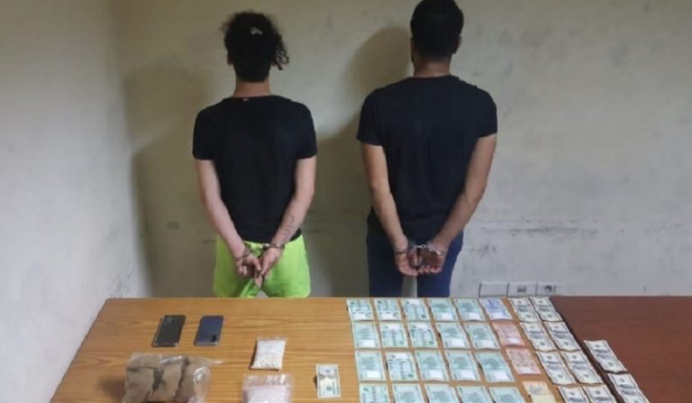 بالجرم المشهود.. توقيف مروجي مخدرات في الدورة